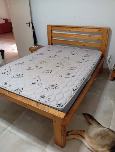 Vendo cama casal madeira maciça e colchão 