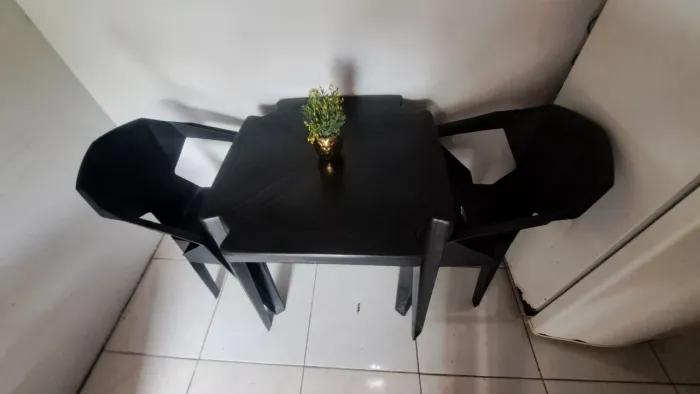 Mesa com duas Cadeiras