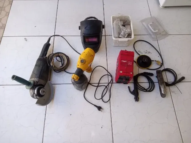Máquina de solda e lixadeira