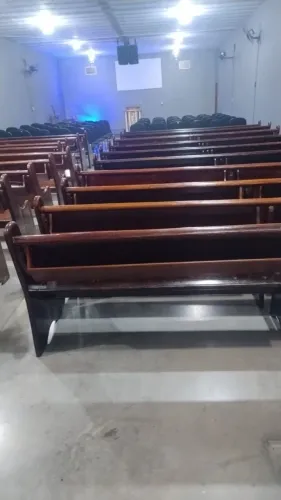 Bancos de madeira para igreja