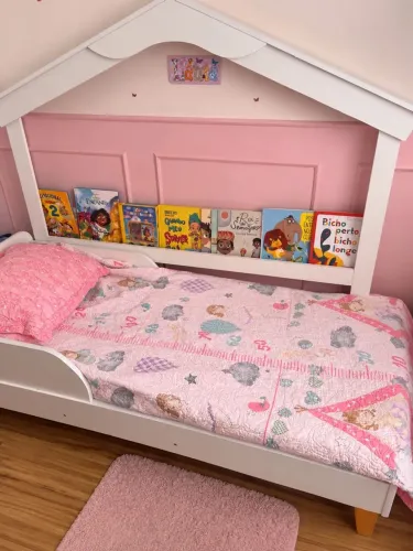 Cama montessoriana com casinha porta livros