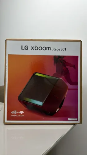 Caixa de Som LG XBOOM Stage 301, 240W, Bluetooth, IPX4, bateria 12h, Bass Boost, luzes LED