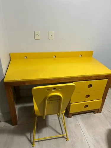 Escrivaninha + gaveteiro + cadeira