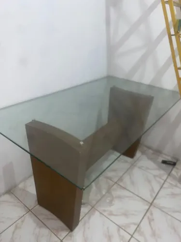 Mesa de vidro moderna com base de madeira