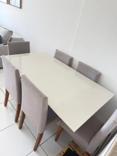 Mesa com 6 cadeiras