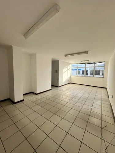 ALUGO SALA COMERCIAL NA AVENIDA DORIVAL CAYMMI, 38M², R$ 1.600,00 INCLUSO TAXA DE CONDOMÍN