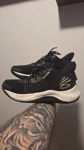 TENIS UNDER ARMOUR CURRY DE BASQUETE (VENDA SÓ PRESENCIAL E NÃO ACEITO OFERTA)