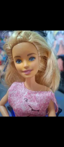 Boneca Barbie pernas articulada com roupas e sapatos bem conservada 