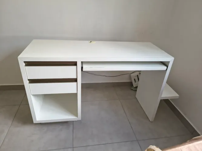 Escrivaninha com duas gavetas, um nicho e suporte para teclado