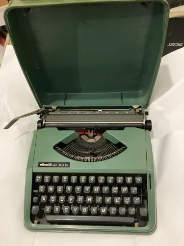 Máquina de escrever ollivete lettera 82