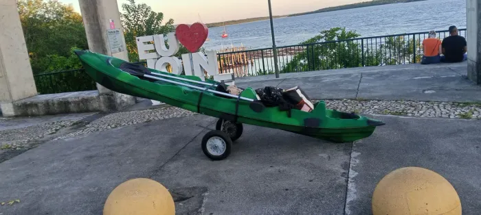 Caiaque 3 lugares+ 2 remos+ carretinha