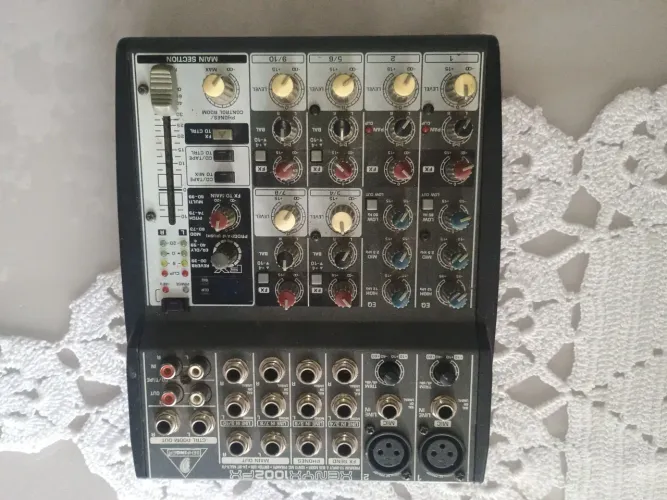 Mesa de Som Behringer Xennyx 1002 FX 24 Bit