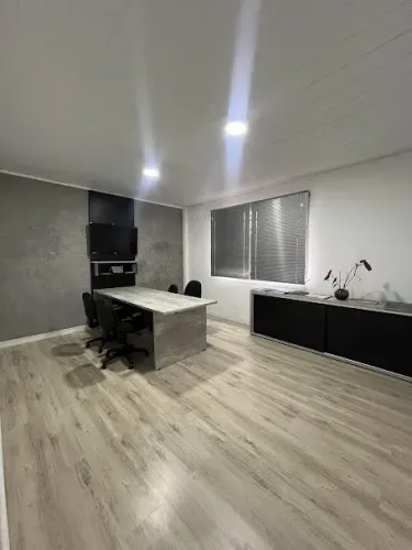 Mesa com Painél para reunião.