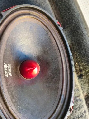 Triaxial Tiger 6x9 220 RMS e toca cd Pioneer