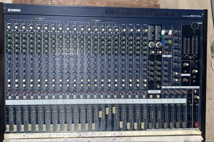 Yamaha MG 24/14 FX - Mesa de Som Profissional