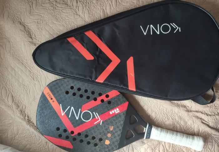 Raquete Beach Tennis Kona K-Doze 12K (JÁ COM TRATAMENTO) + Capa