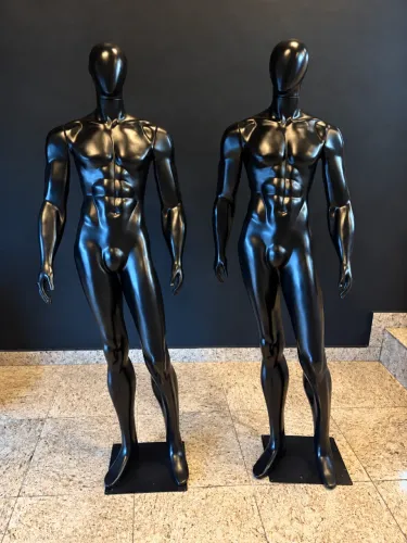 Kit 2 Manequins Masculinos Pretos Corpo Inteiro com Base para Loja e Vitrine