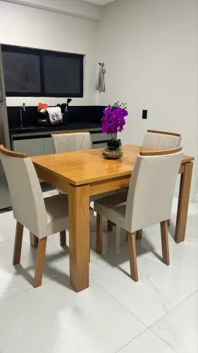 Conjunto de mesa com 4  cadeiras - Menos de 6 meses de uso