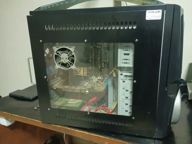 Gabinete gamer com algumas pecas