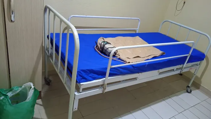 Cama + colchões 