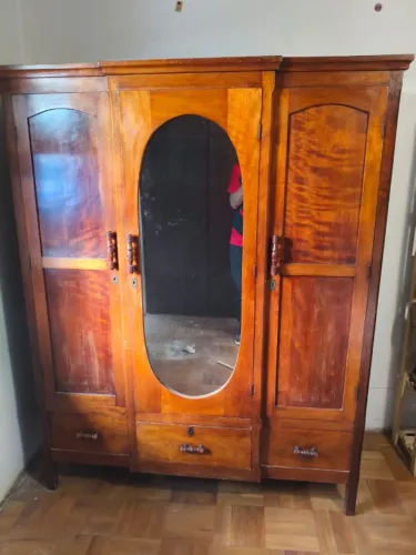 Guarda-roupa Madeira Maciça, 3 portas, 3 gavetas e espelho oval - Ótimo estado