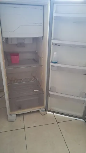 Geladeira Electrolux , estar parada
