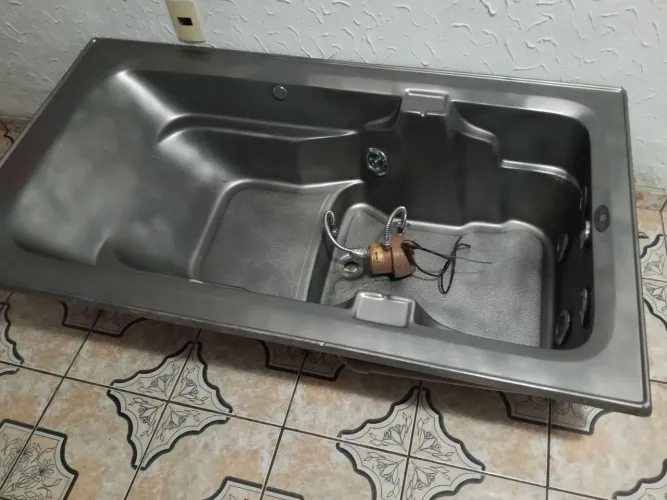 Banheira de hidromassagem de acompanha bomba em ótimo estado de conservação