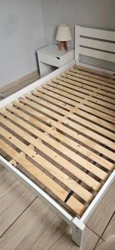 Cama de casal branca + mesa de cabeceira Tokstok