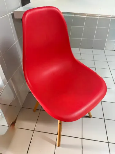 Cadeira vermelha estilo Eames