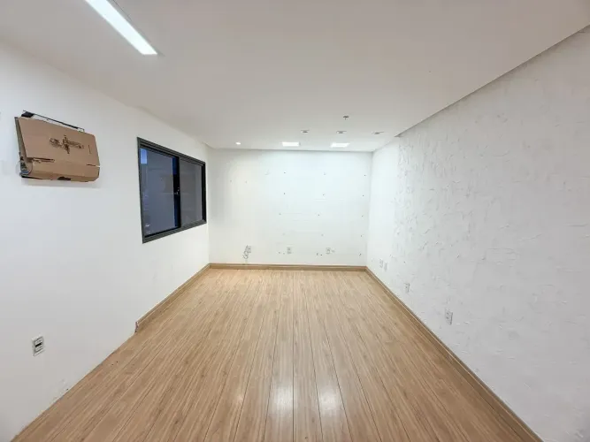 Sala comercial de 35m², com vaga de garagem na Praia do Canto!