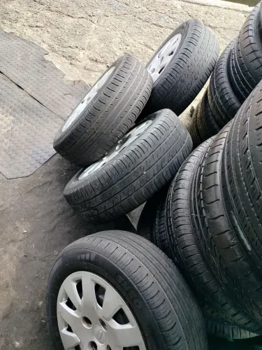 4 rodas 14 de ferro da Ford com pneu ?
