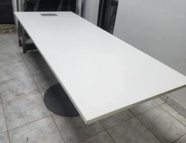 Mesa de Reunião Branca com caixa de tomada