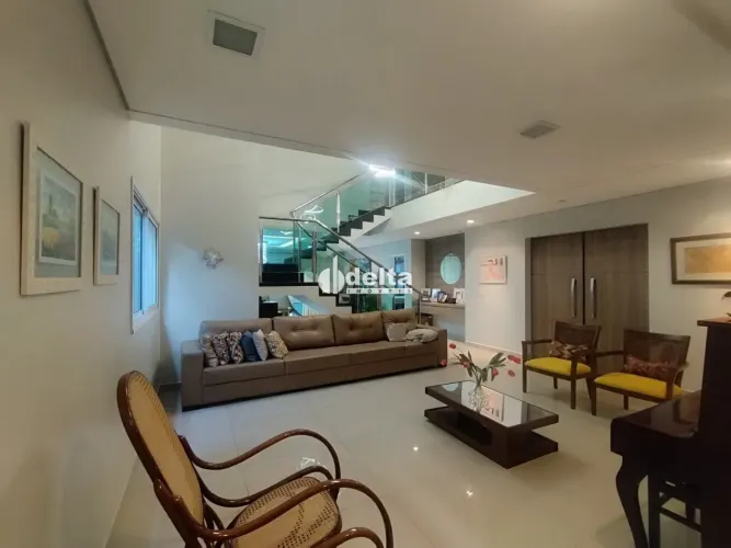 Casa com 4 quartos sendo 3 suíte disponível para venda no bairro Jardim Sul em Uberlândia-