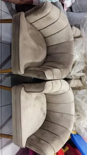Poltrona Aconchegante para Sala de Estar Tecido Veludo Confortável Pés de Madeira Resisten
