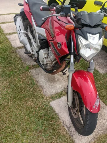 Vendo moto Yamaha Fazer 250cc, 85000 km, IPVA ok, sem multas, em bom estado.
