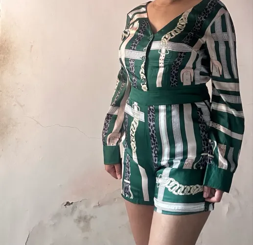 Macacão estampado verde com detalhes