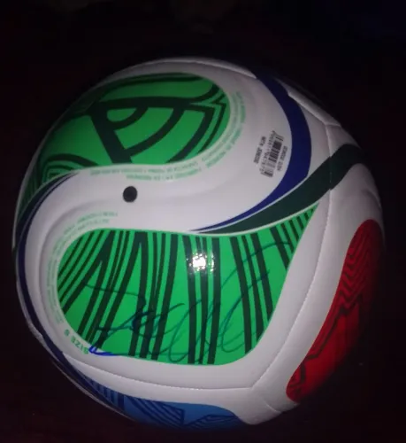 Bola da oficial da copa do mundo altografada ,pelo zero Robert ex jogador da copa do mu