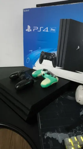 PS4 Pro 1TB + 2 Controles + Cabos  Inclusos