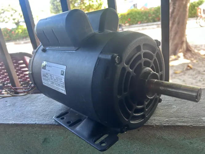 Vendo um motor monofásico zero