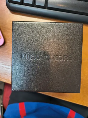Lindo relógio MK, com cristais swarovski,semi-novo..