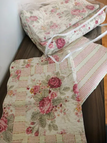 Jogo de Colcha tamanho casal e duas Capas para travesseiros, td dupla face floral/listras
