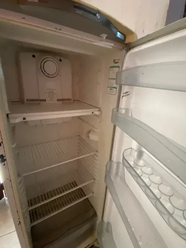 Vendo uma geladeira gelo seco gelando normalmente. 