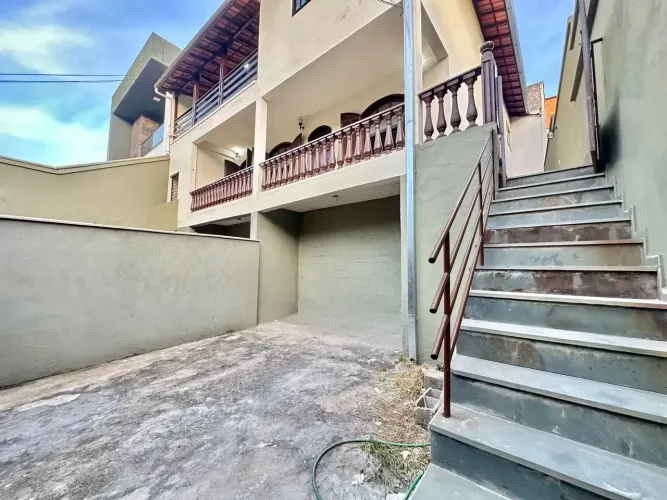 Casa de 3 quartos e 2 vagas no Ouro Preto