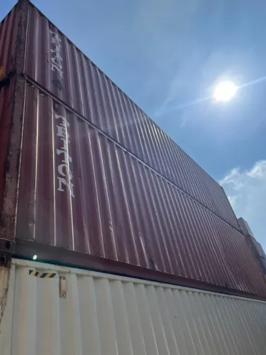 Container em bom estado de conservação