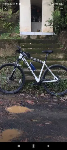 Vendo bicicleta Specialized em bom estado de conservação aro 29 com fria hidráulico.
