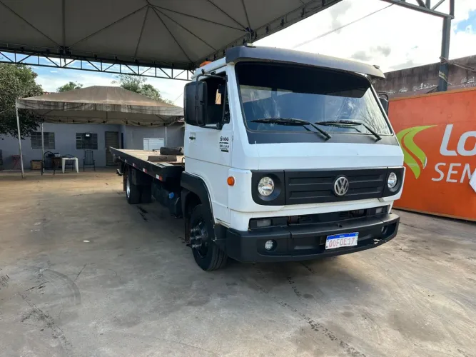Caminhão Plataforma/Guincho com Asa Delta.