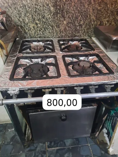 Fogão industrial com forno usado em bom estado