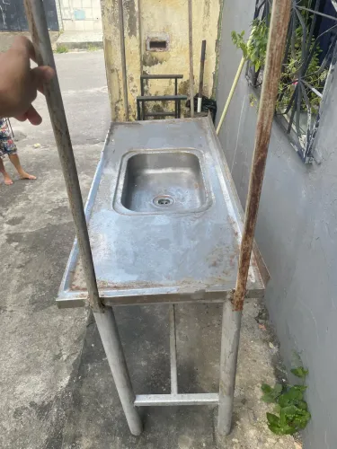 Bancada Industrial de Inox com Pia (Cuba Central) - Ideal para Comércio / Cozinha