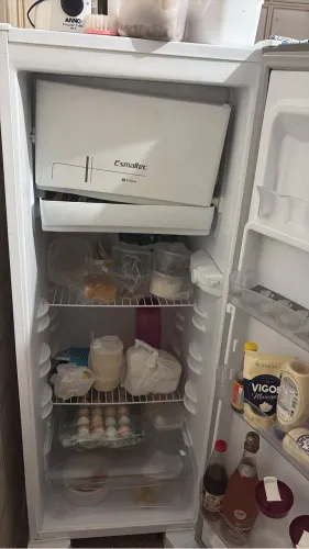 Geladeira Esmaltec 1 Porta (2 Anos de Uso) - Muito Conservada