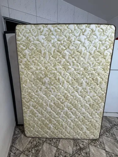 Colchão casal EXCELENTE + cama box